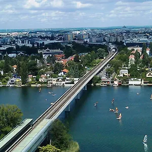 Zentrumnah Direkt An Ubahn Bei Un-vic Und Am Badestrand Apartment